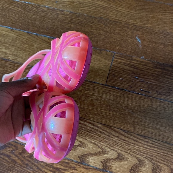 Crocs Huarache Fuchsia & Grapefruit Cross Strap Sandals SIZE J5 - Picture 6 of 7